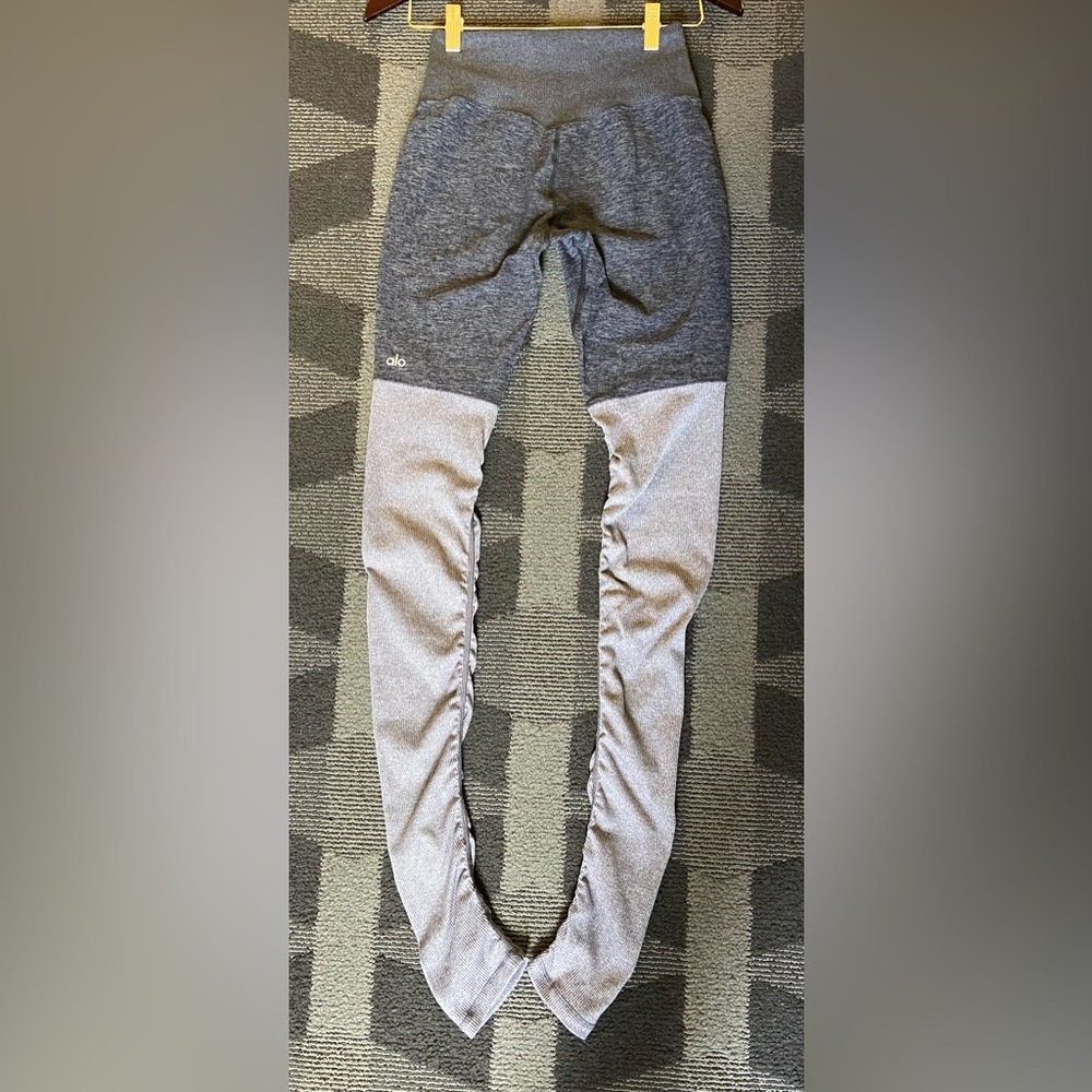 Alo Yoga Gray High Waisted Goddess Ribbed Knit Leggings Size Small Ruched Dance